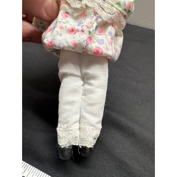 Antique Porcelain Lady Doll With Floral Dress & Pink Bonnet - 7.5 Inches Tall Vi - Picture 8 of 10